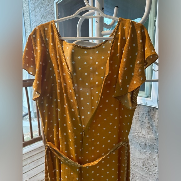 Beautiful yellow and white dress from DeVia Collection, size is medium - Picture 5 of 7